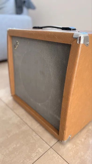 Wzmacniacz do gitary akustycznej z mp3 i mikrofonem.