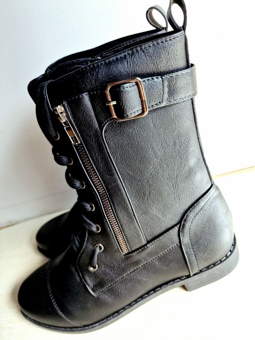 Botas Cano Médio Pretas Fivelas