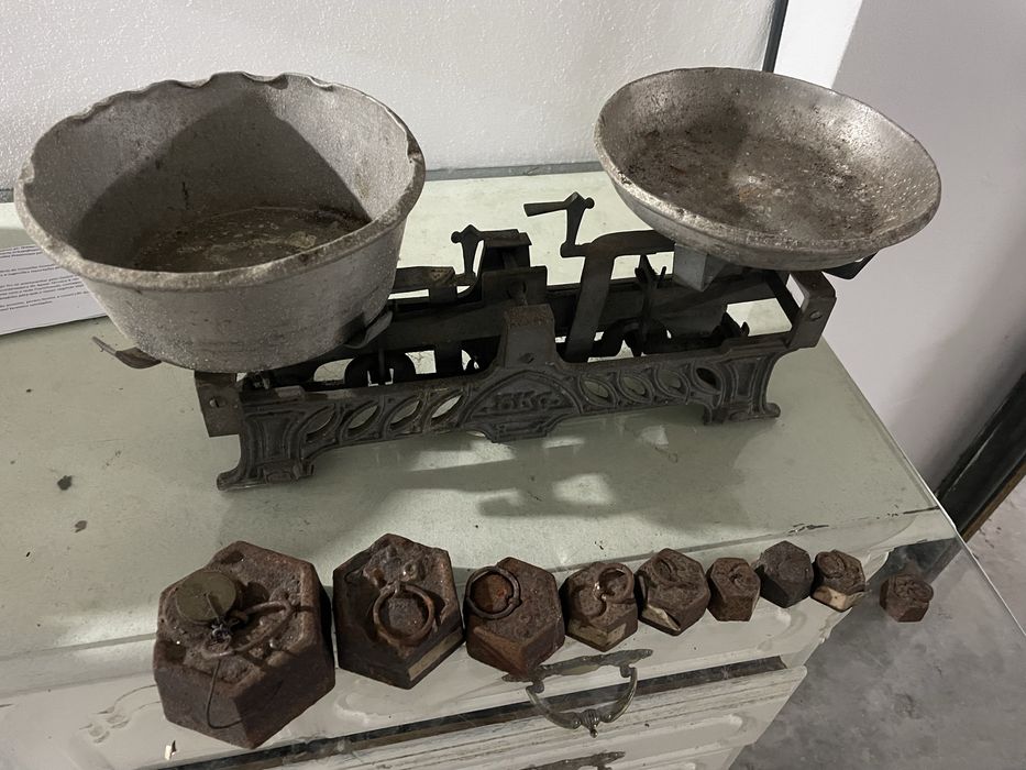 Balança de pratos com pesos