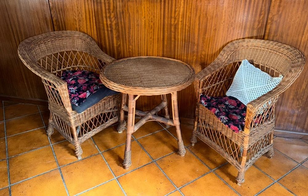 Conjunto de Verguinha/Vime, com Mesa e duas cadeiras