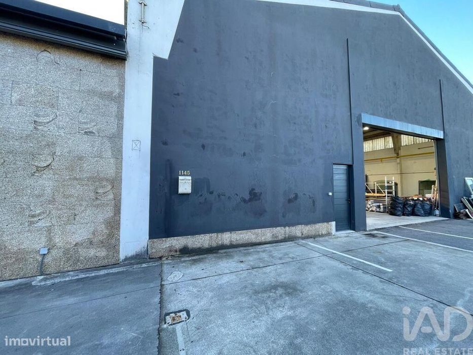 Loja / Estabelecimento Comercial em Manhente de 230,00 m2