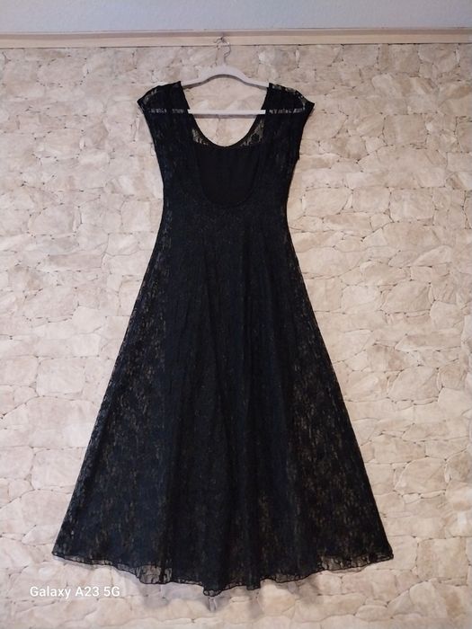 Elegancka sukienka z koronki w czarnym kolorze S/M