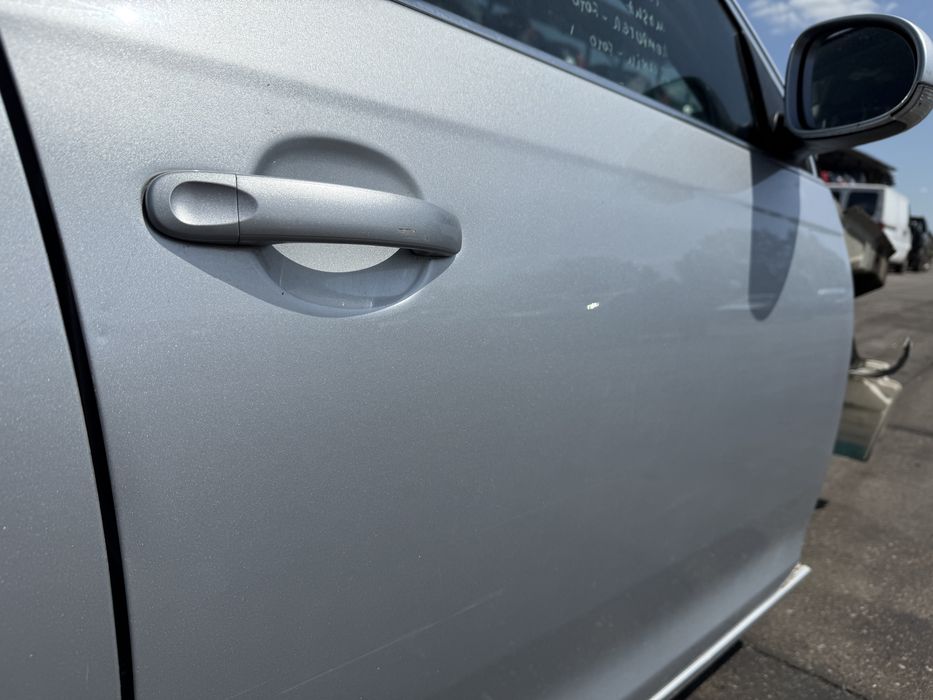 VW Golf V 5 kombi drzwi prawe przód przednie LA7W