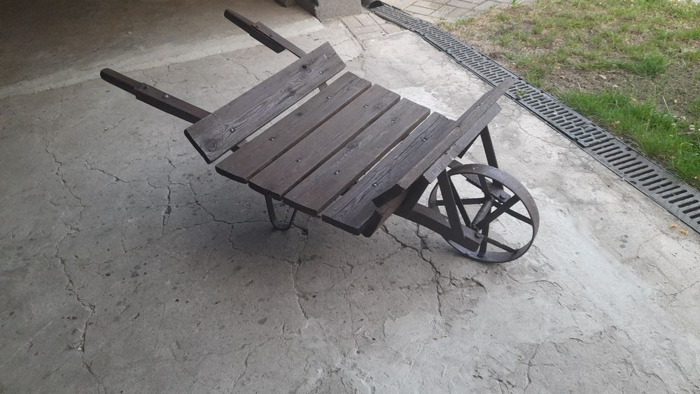 Taczka z metalowym kółkiem