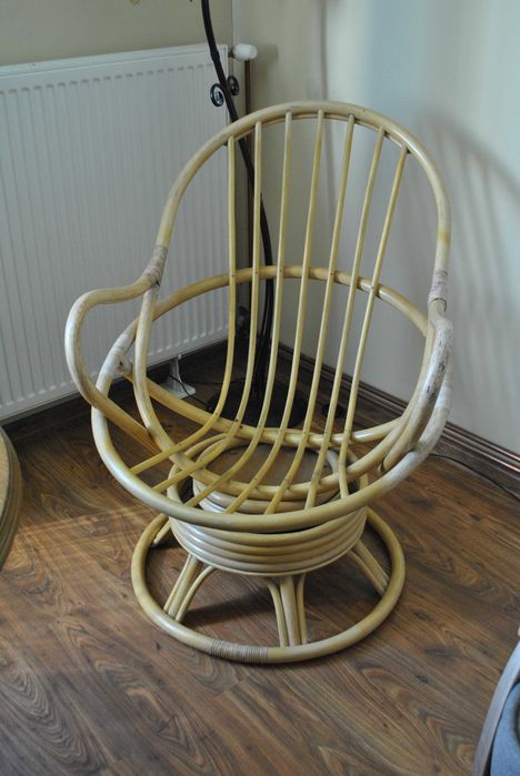 Krzesło obrotowe bujane z rattanu
