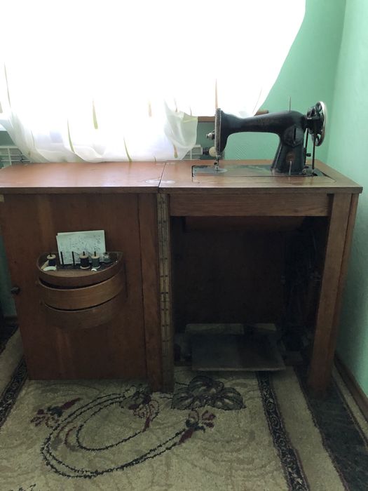 Швейная машина ПМЗ с тумбой