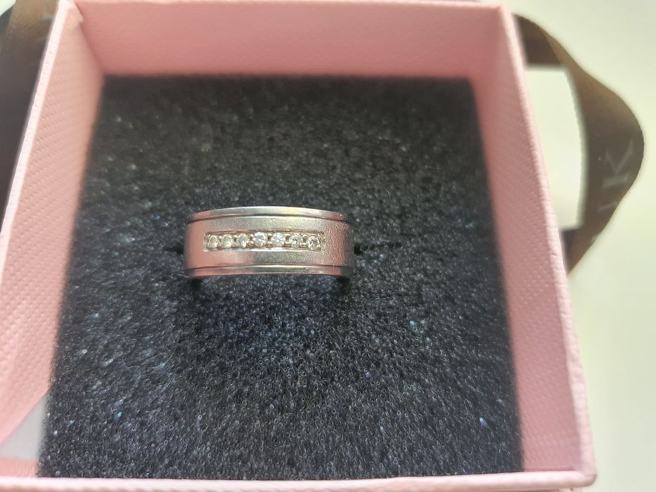 Obrączka z diamentami