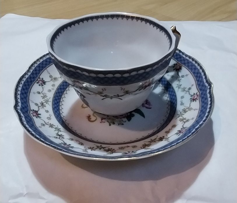 Chávena de café e pires NG com armas da monarquia de Portugal