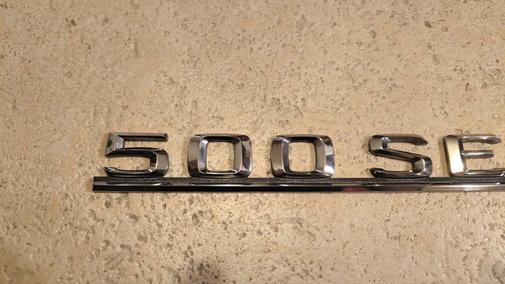 Emblemat 500 SEC Mercedes prosty w stanie idealnym ładny chrom znaczek