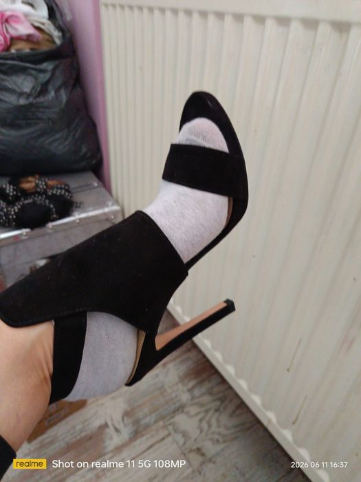 Buty na obcasie firmy Zara.