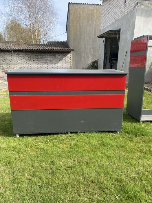 Meble do sklepu odziezowego.