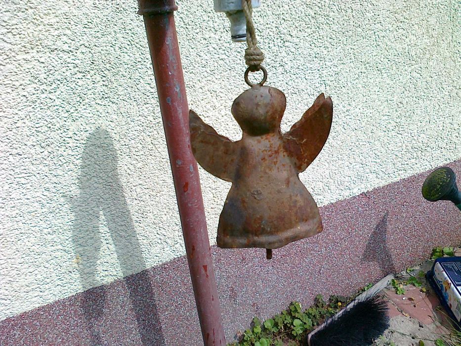 Dzwonek  aniołek metalowy stary.