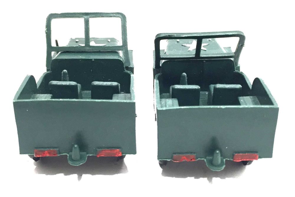2 x Jeeps em plástico antigos