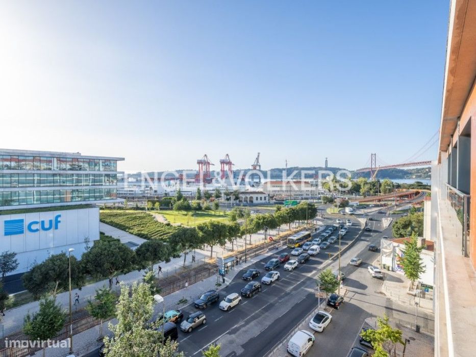 T2 mobilado com garagem e vista rio em Alcântara