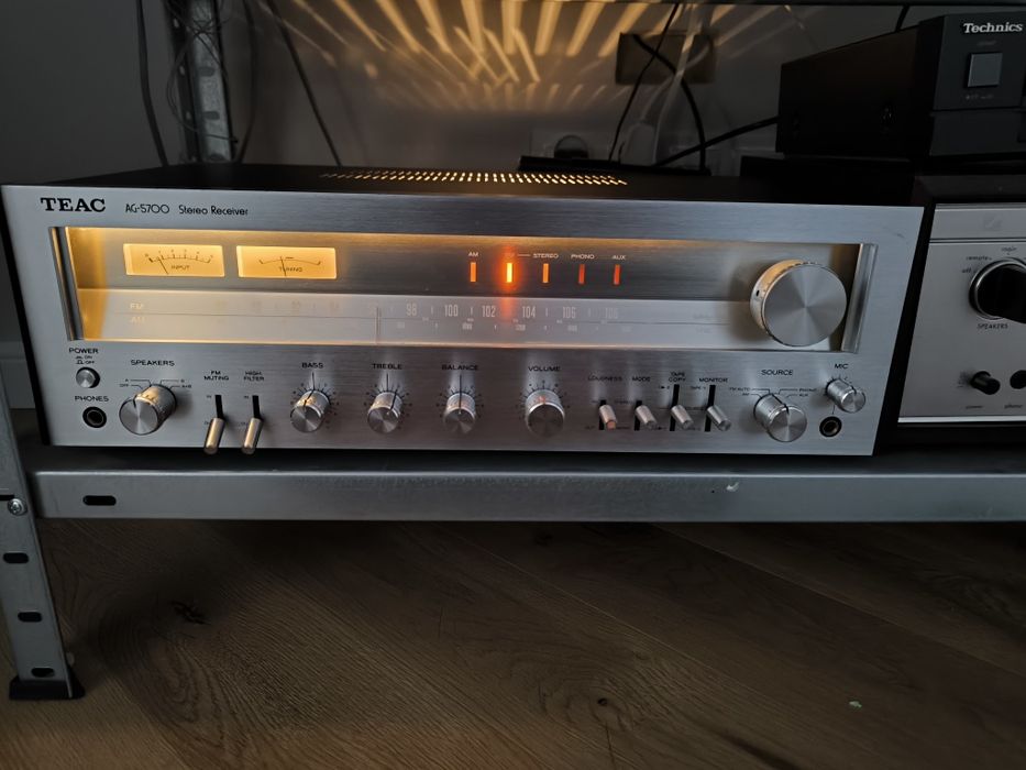 Teac AG-5700 „Złote Lata Audio”
Jest przemyślaną,