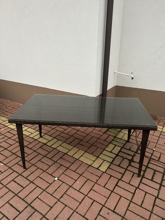 Stół ogrodowy / tarasowy – rattan + szklany blat