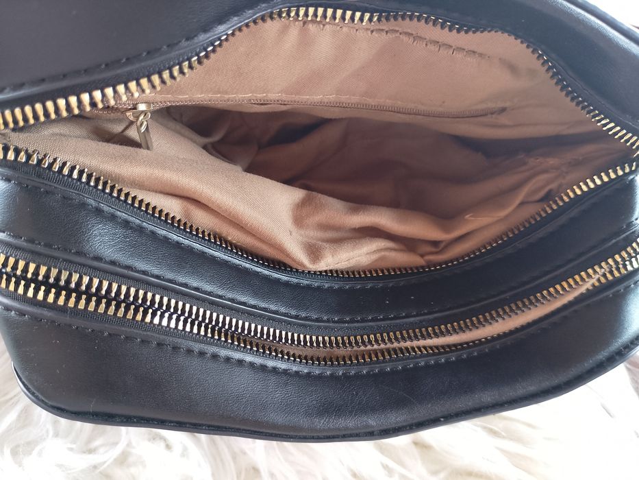 Czarna torebka listonoszka Lulu Castagnette