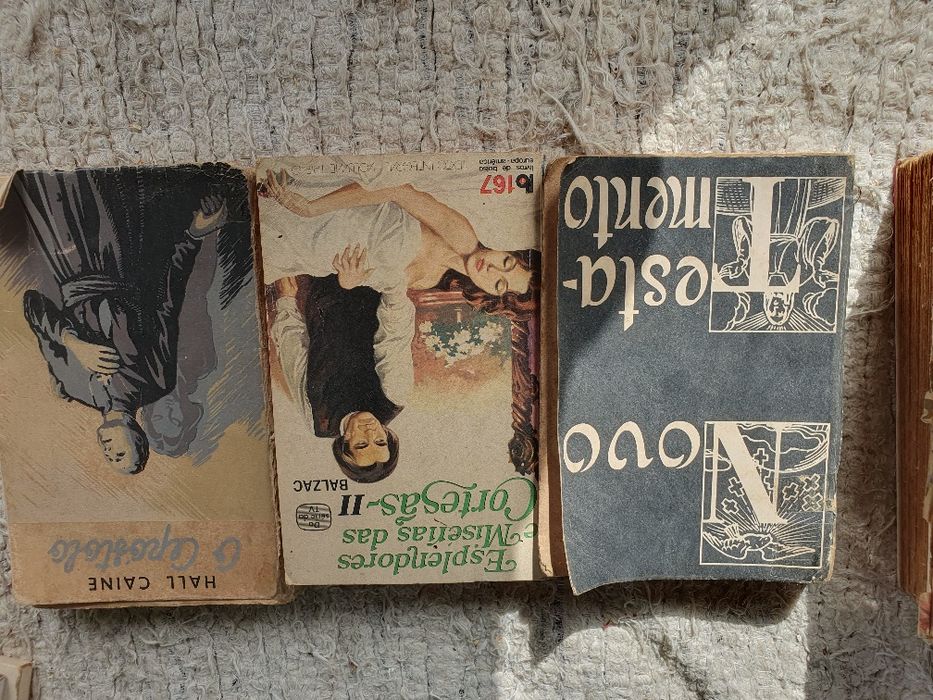 Livros diversos antigos e Bíblia