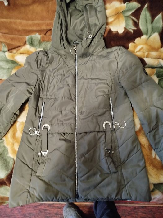 Весняна жіноча куртка