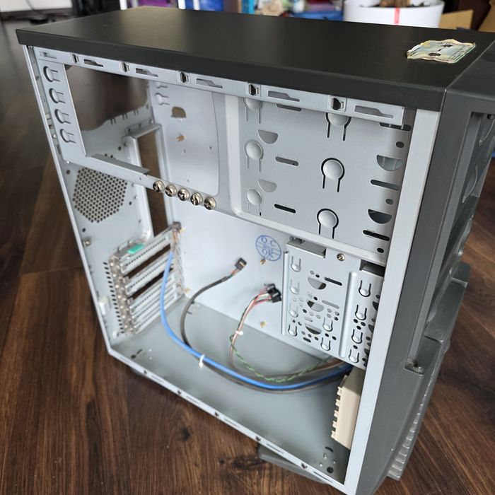 Klasyczna obudowa komputerowa Retro PC ATX / Micro-ATX (era Windows XP)