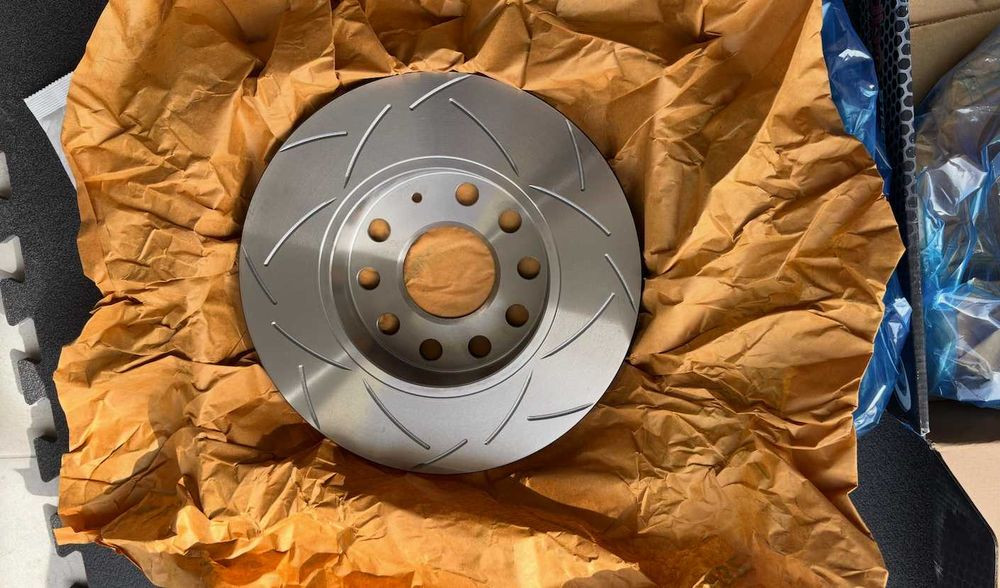 Kit Travoes DBA raseiro-Discos ranhurados + pastilhas DBA2813S-1865SPT