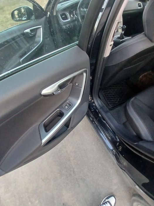 Автомобіль Volvo S60