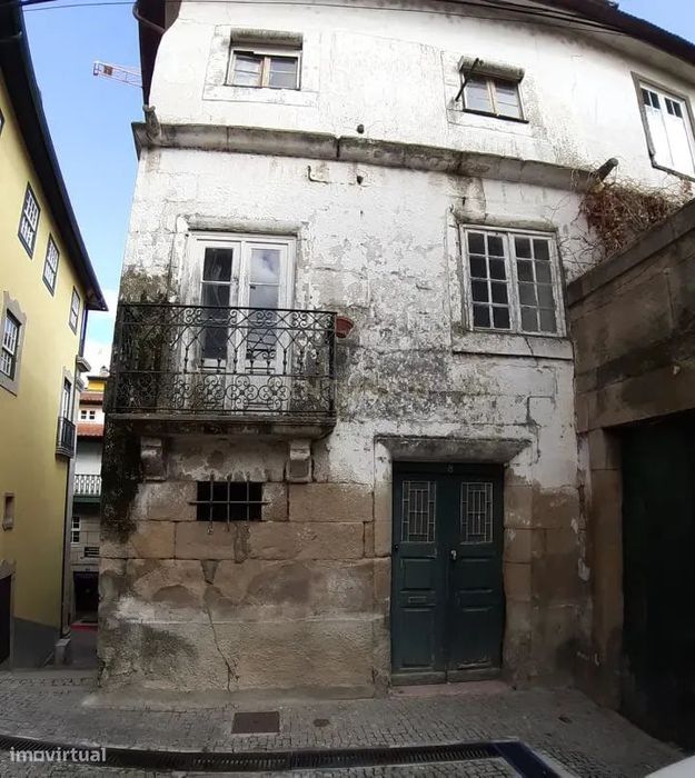 Prédio de gaveto no centro histórico de Chaves