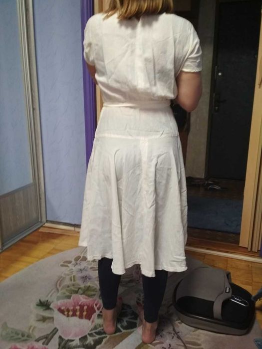 Белое платье с сеточкой на груди и широкой юбкой