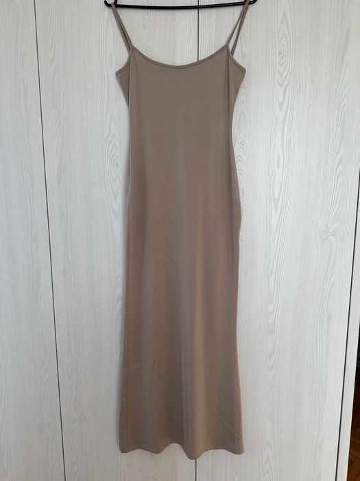 Długa obcisła sukienka na ramiączkach Bershka