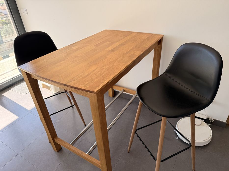 Mesa de bar com cadeiras