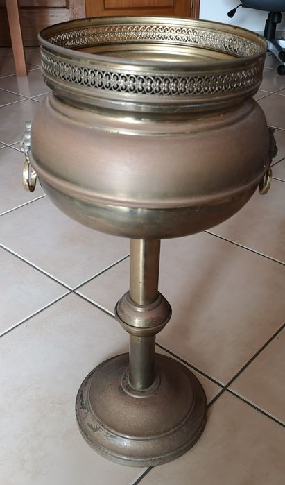 Floreira antiga de pé alto cobre