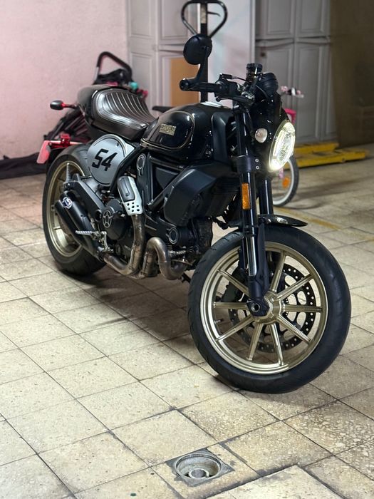 DUCATI SCRAMBLER CAFÉ RACER 2017 com 7.000 km. Já foi estrela de televisão. Agora pode ser tua.