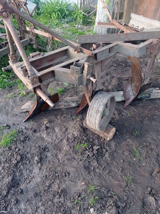 Плуг трьох корпусний