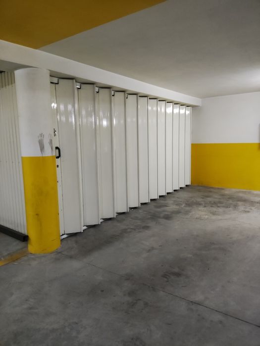 Vendem-se 2 lugares de garagem fechados em Lordelo, Paredes