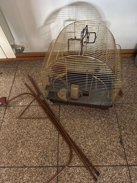 Gaiola dourada com tripé