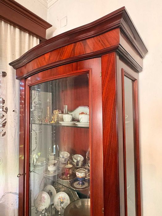 Vitrine Clássica em Madeira com Vidro e Gavetas