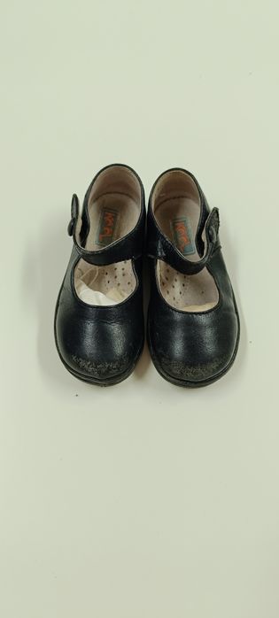 Sapatos de criança em pele, com marcas de uso. Tamanho 19/20.