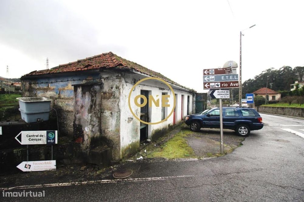Moradia em Ruínas em Bairro