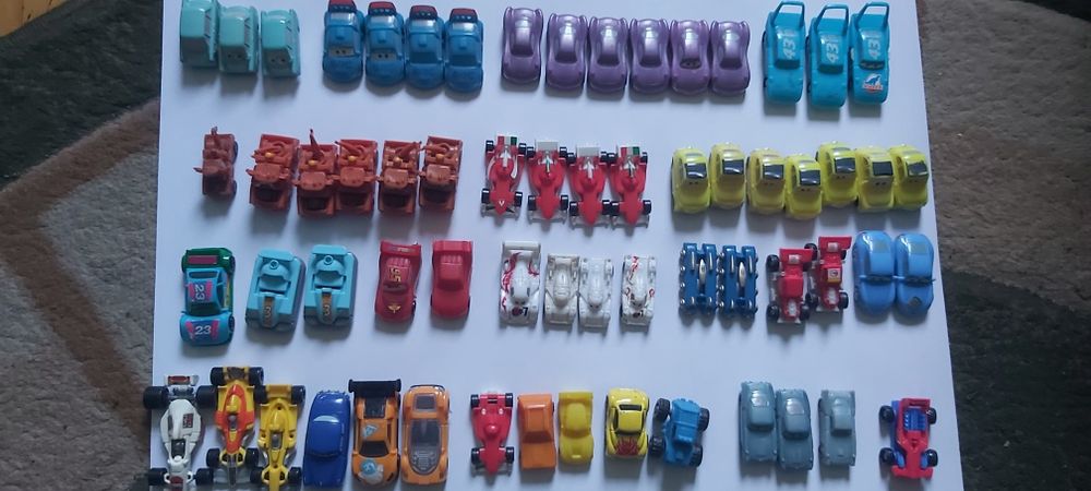 Модели машинок из Киндер сюрпризов