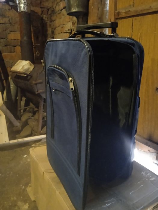 Дорожня валіза на колесах