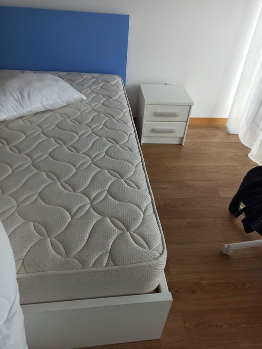 2 camas (corpo e meio) com mesa de cabeceira