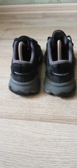Кросівки Adidas Ozweego у чорному кольорі.