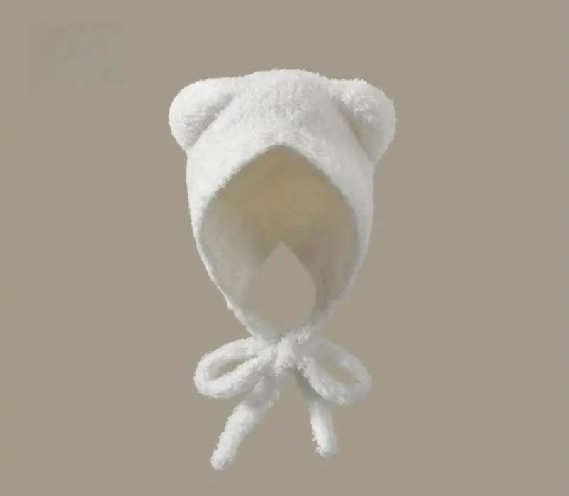 Шапка з вушками біла плюшева на шнурочках капелюх шапка зимова жіноча