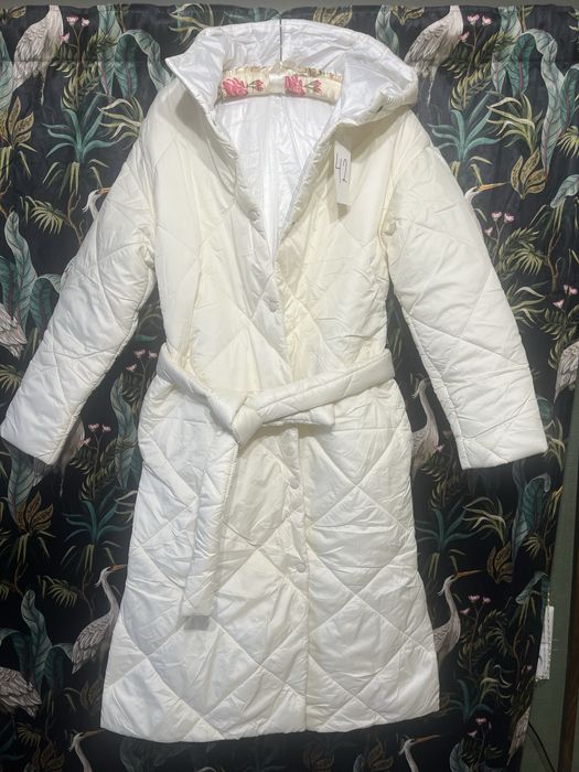 Пальто  молочного кольоу р 42