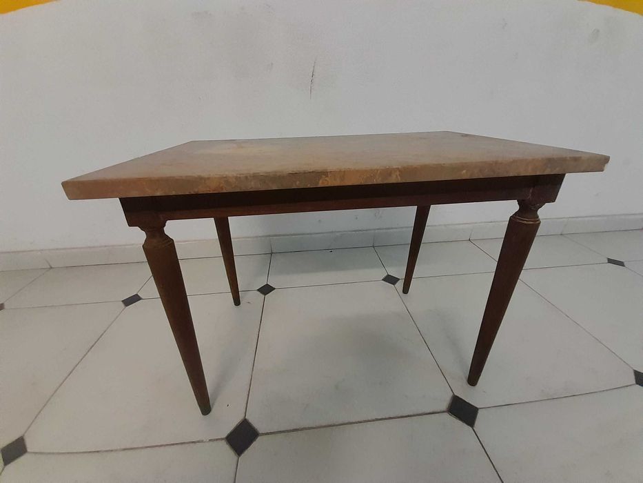 Mesa com tampo em pedra vintage