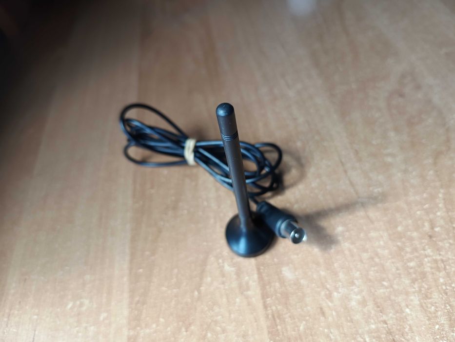Mała czarna antenka wys 11cm z magnesem wtykiem antenowym kabel 145 cm