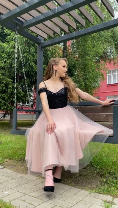 Випускна сукня, ріст дівчинки на фото 170 см, розмір М, майже нова