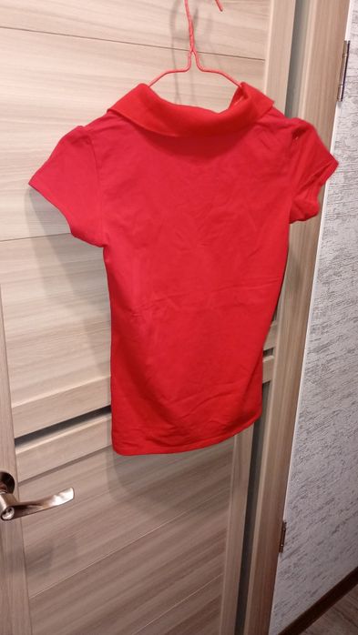 Червона футболка з виротником