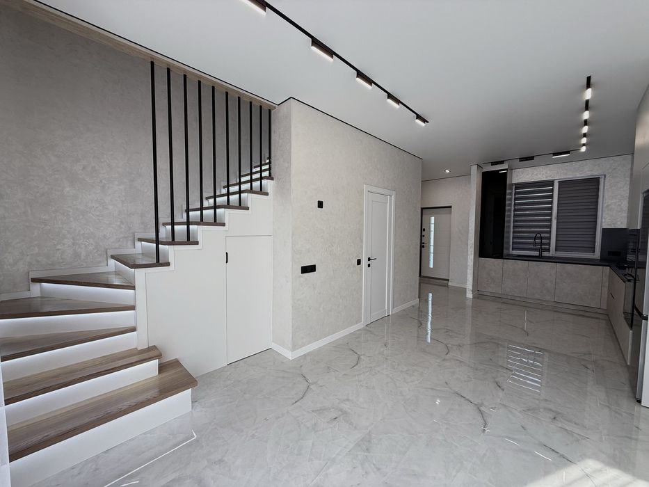 Таунхаус з новим ремонтом , 2 кімнати + кухня-студія