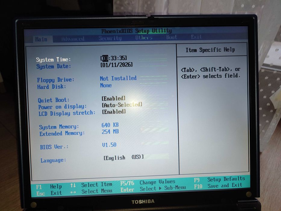 Retro laptop z 2003 roku Toshiba Satellite 2430 z procesorem Pentium 4